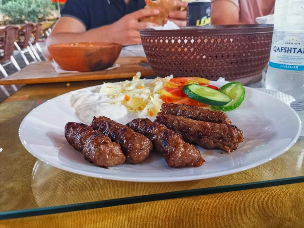 Gegrillte Qebapa ist ein typisches Grillgericht in Albanien.