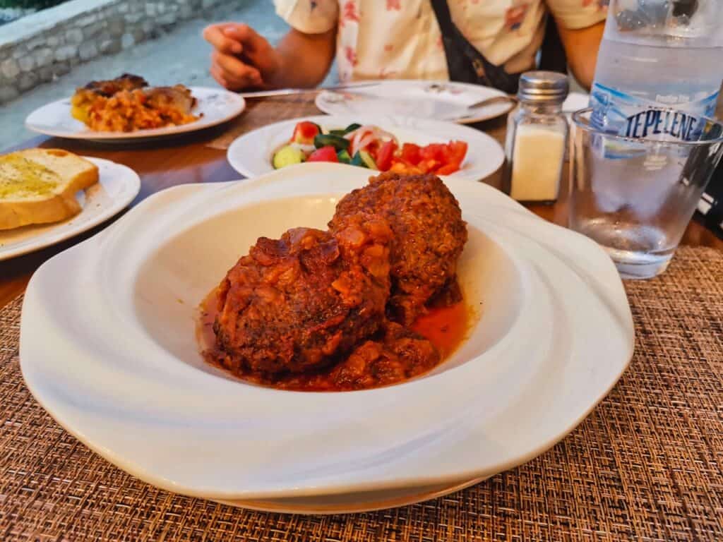 Qofte sind typisch albanische Fleischbällchen, die meist in Tomatensauce serviert werden.