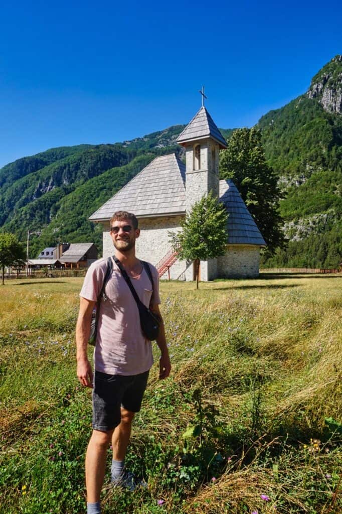 Chris beim Backpacking in Theth im Norden von Albanien.