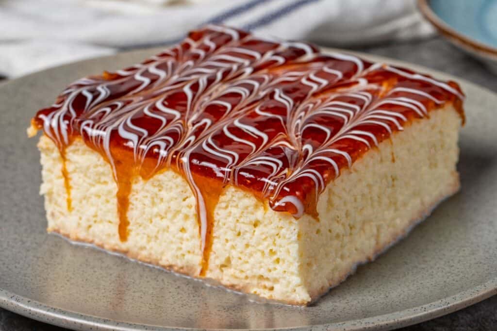 Ein Stück Trilece Kuchen ist ein typisches Dessert in Albanien.