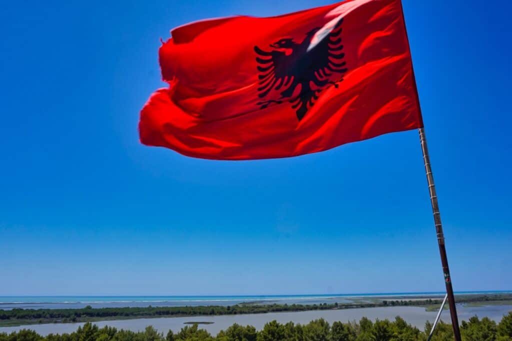 Riesige Albanienflagge bei einem Urlaub in Albanien.