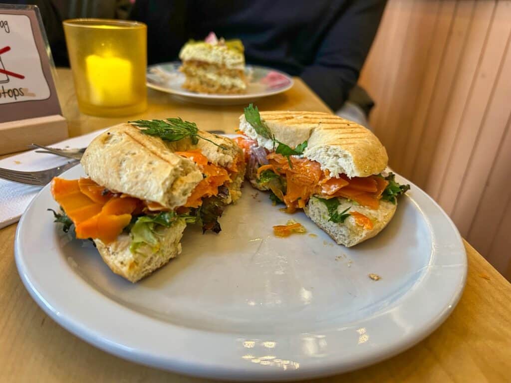 Veganer Bagel mit Karottenlachs im Café Rotkehlchen in Köln.