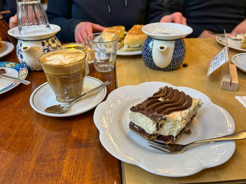 Vegane Donauwelle und Flat White Kaffee in der Kölner Südstadt.