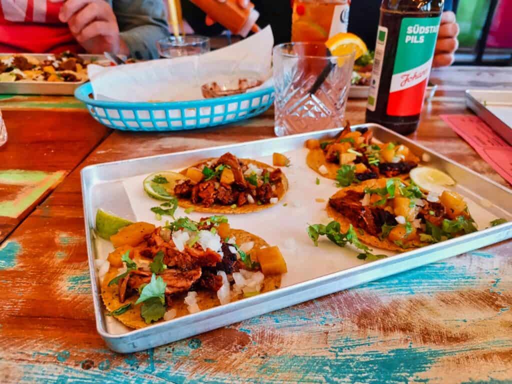 Tacos beim Restaurant Tacos los Carnales im Rheinauhafen in der Kölner Südstadt.