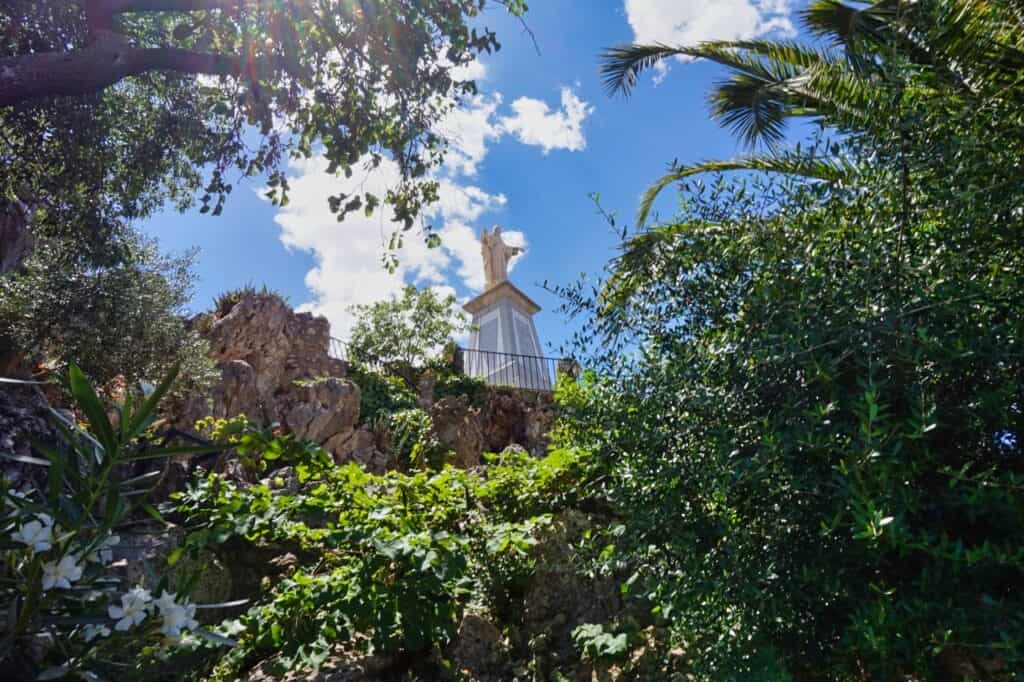 Jesus Statue, das Monument als Sagrado Corazon, eine Sehenswürdigkeit in Olvera, Spanien.