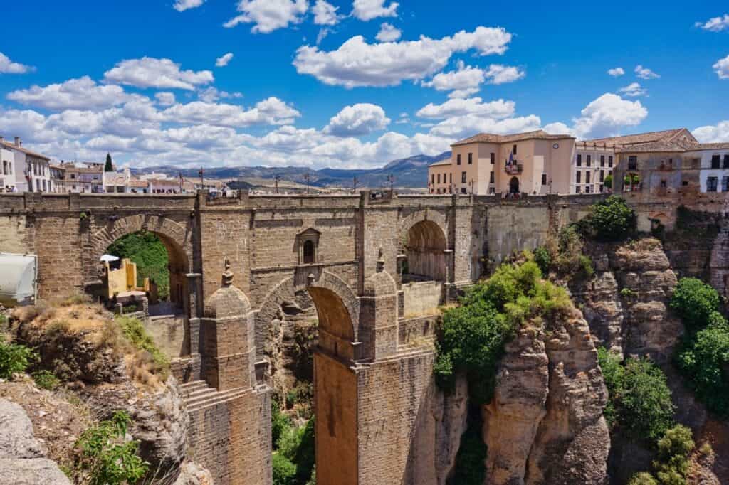 Blick auf die Puente Novo in Ronda in Andalusien.