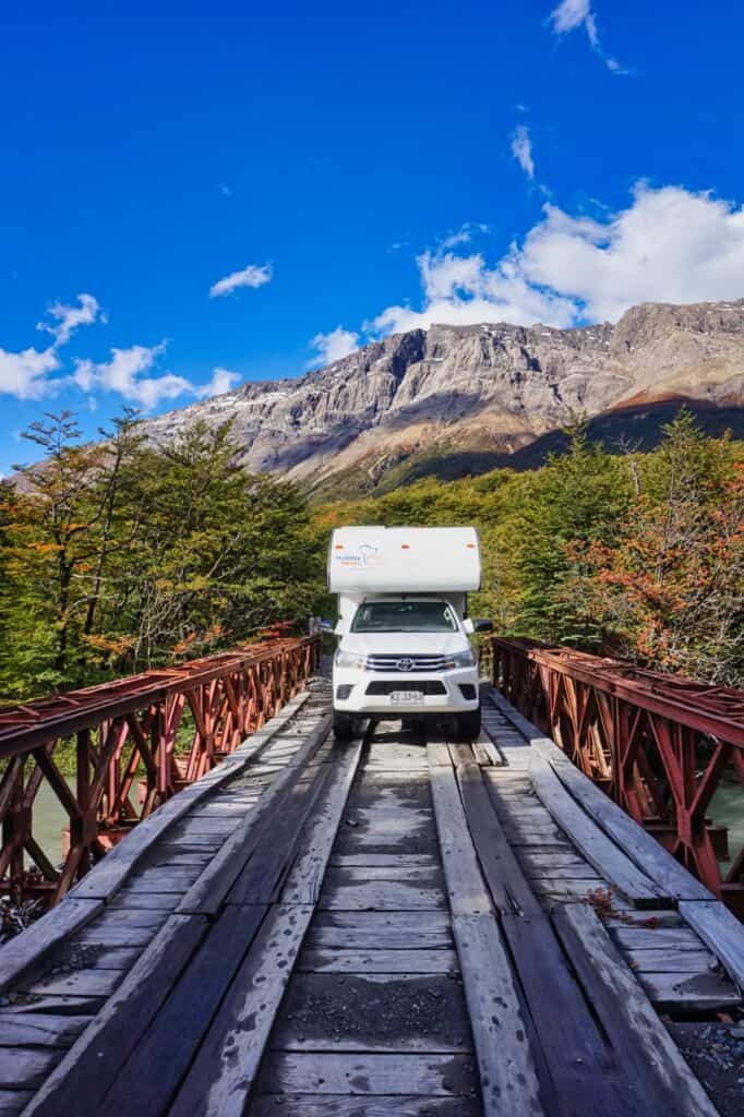 Der Camper fährt über eine Brücke im Los Glacieren Nationalpark in Patagonien.