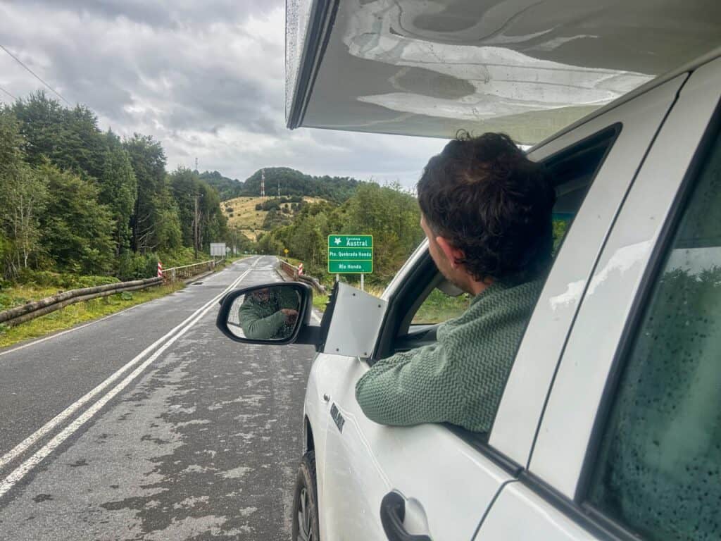 Chris blickt aus dem Fenster auf der Carretera Austral.