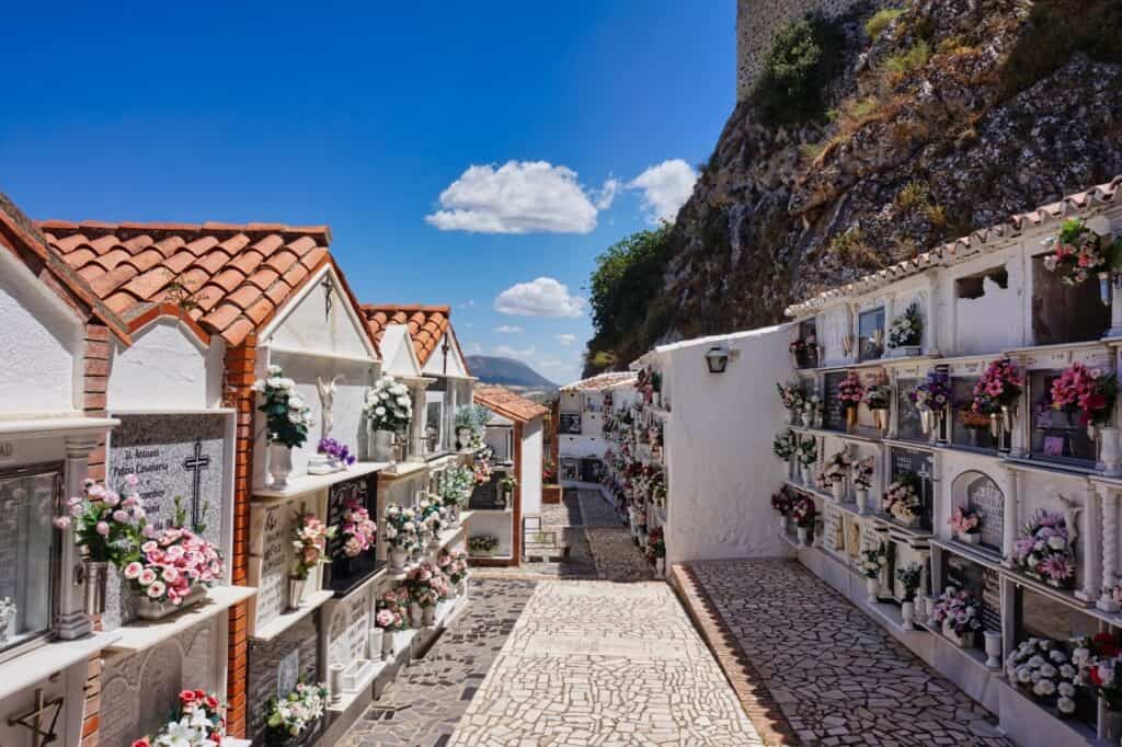 Gräber auf dem Friedhof von Olvera unterhalb der Burg.