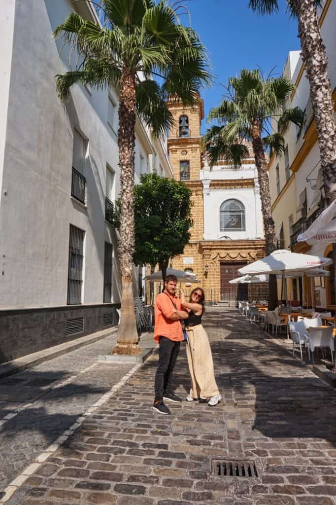 Marie und Chris in der Altstadt von Cadiz in Spanien.