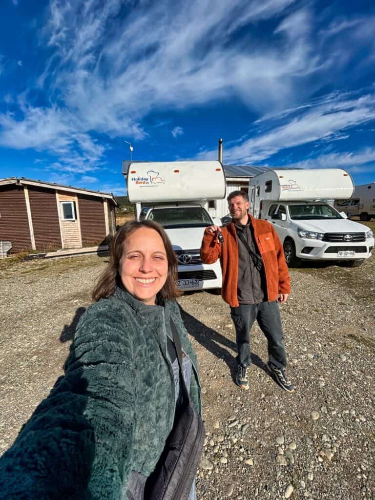 Marie und Chris stehen vor ihrem Camper von Holidayrent und teilen ihre Erfahrungen.