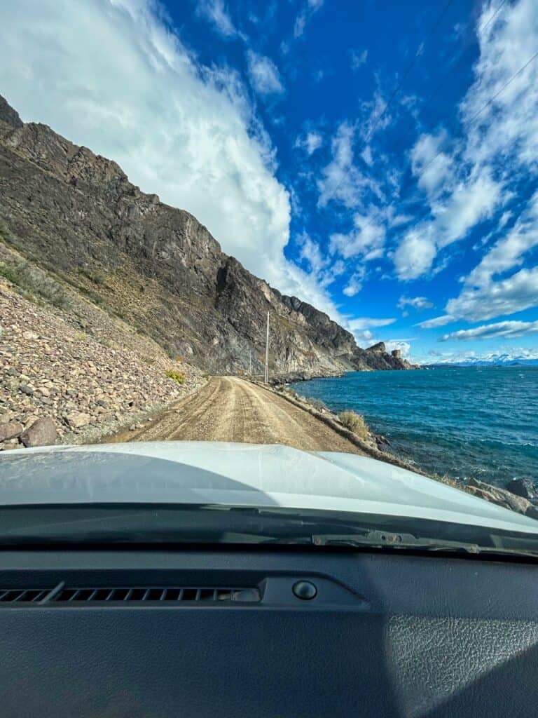 Enge Straße in Patagonien.