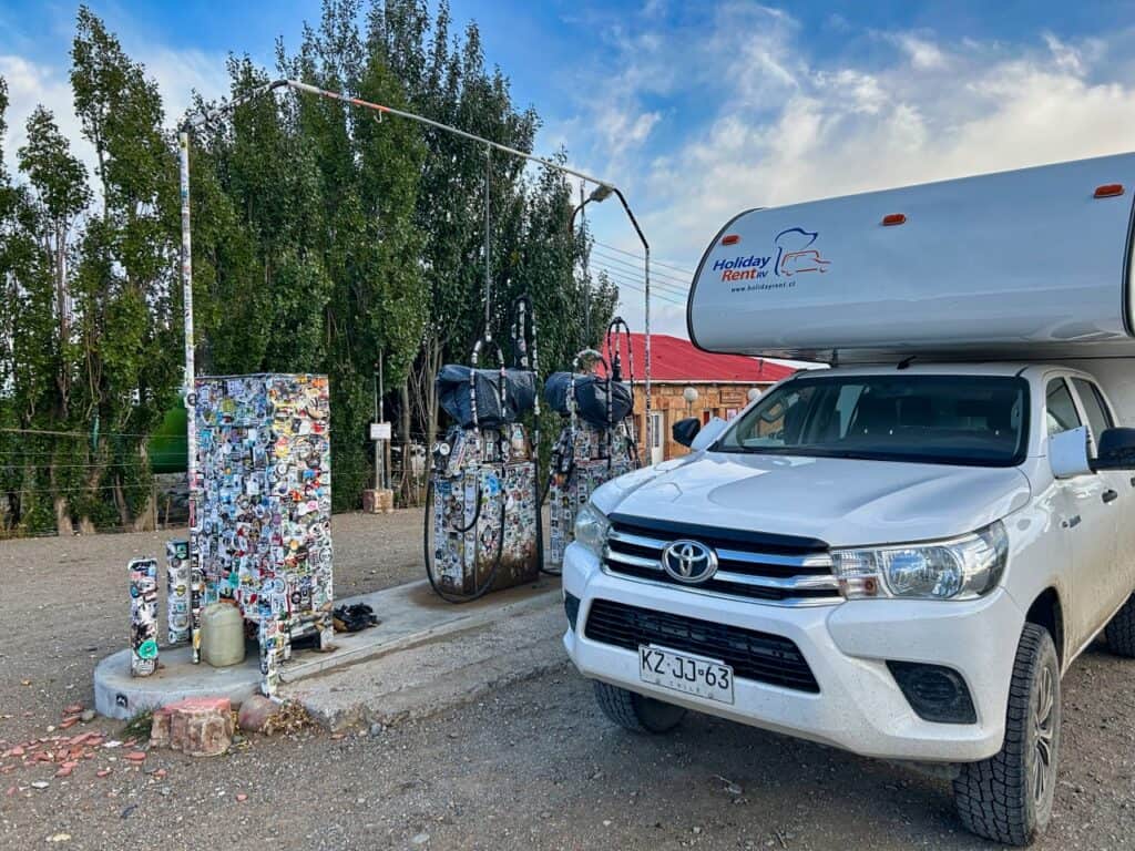 Camper steht an einer geschlossenen Tankstelle.