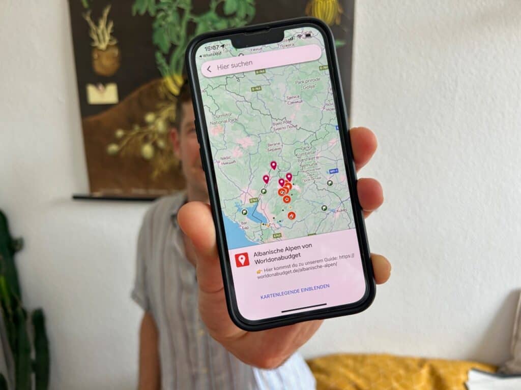 Chris hält das Handy mit unserer Albanische Alpen Karte