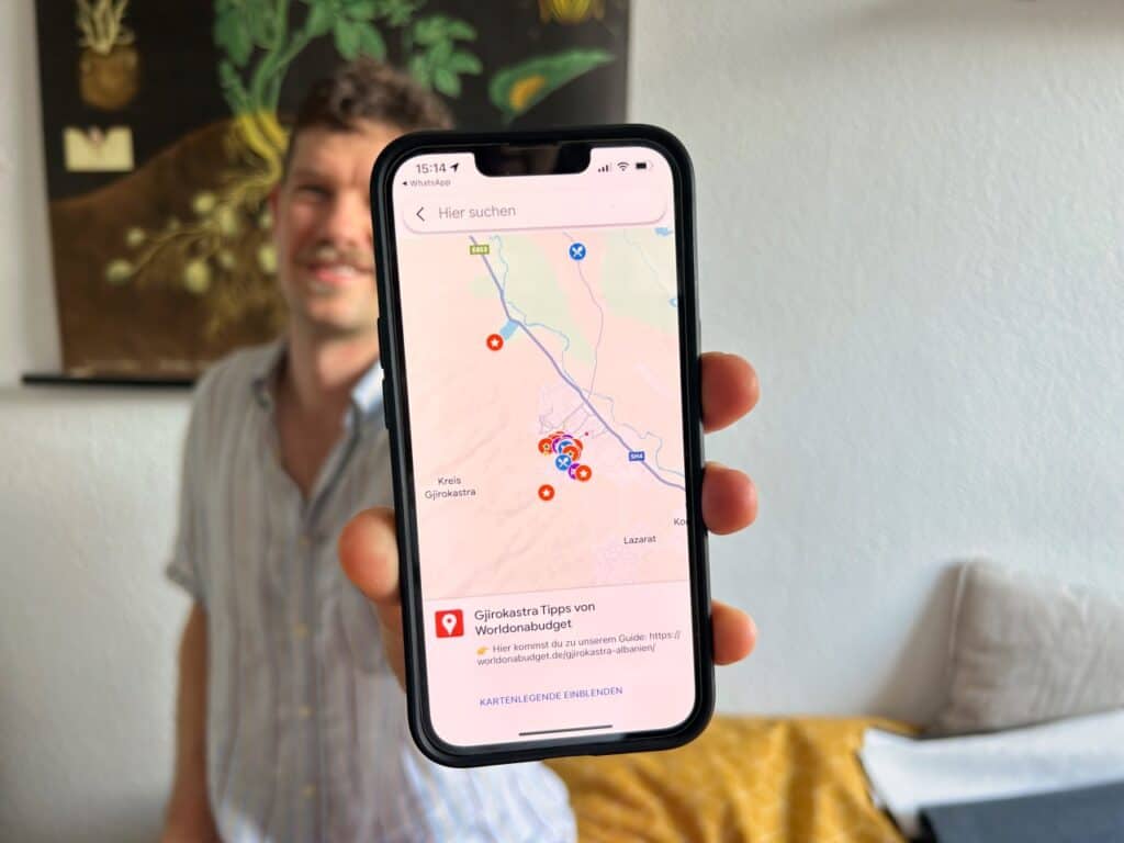 Chris hält das Handy mit unserer Gjirokastra Karte