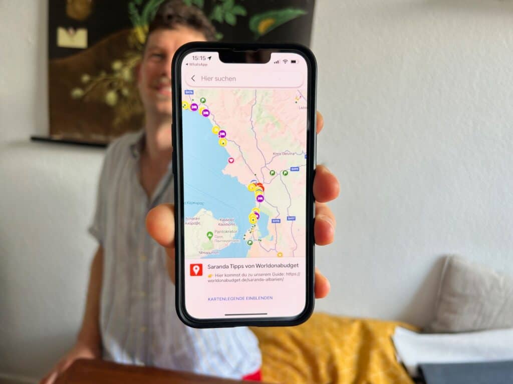 Chris hält das Handy mit unserer Saranda Karte