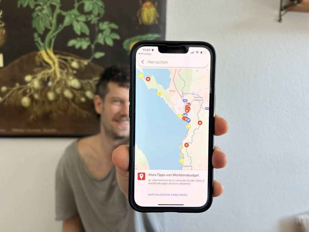 Unsere Google My Maps Karte für Vlora in Albanien auf dem Handy von Chris, das er in der Hand hält