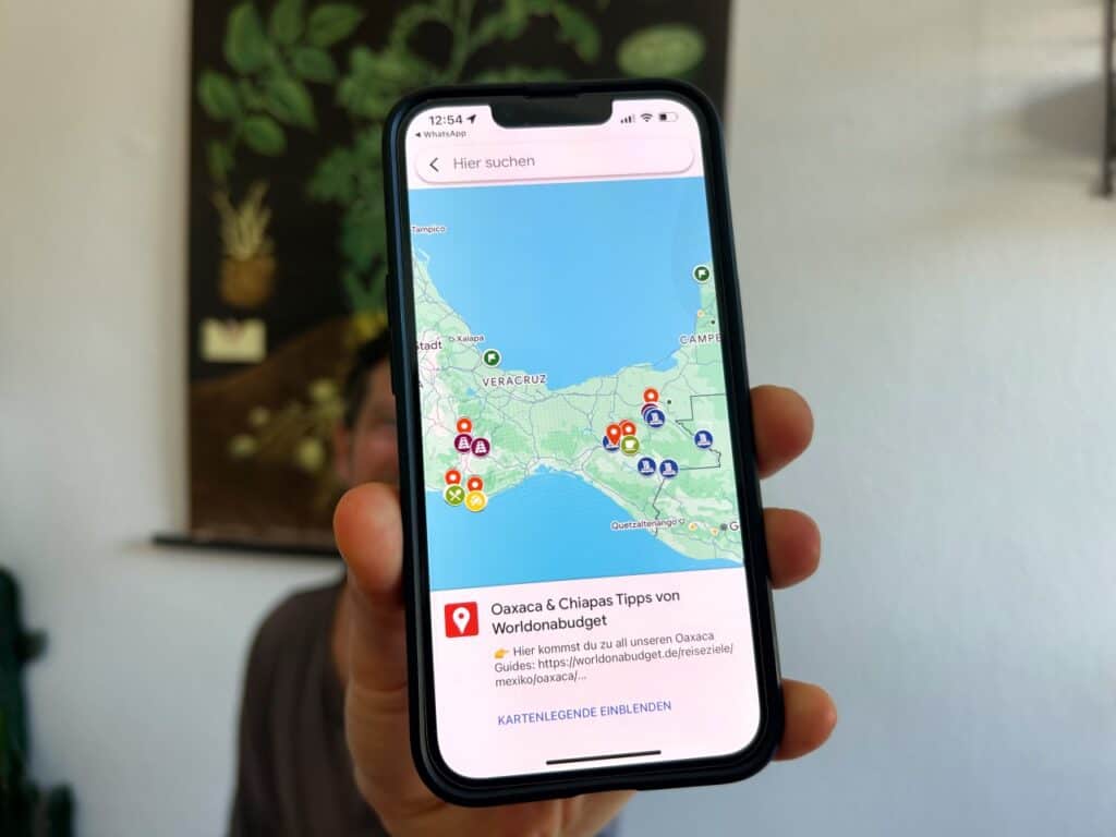 Chris zeigt die erstellte Karte mit Tipps für Oaxaca und Chiapas in Mexiko.