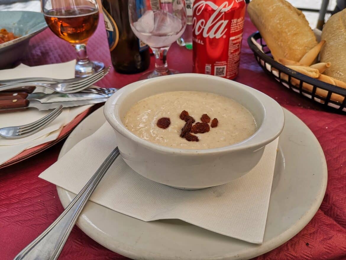 Stilvolle Kalte Helle Suppe Aus Andalusien Bild