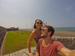 Marie und Chris sitzen in Cartagena auf der Stadtmauer und sprechen über die beste Kreditkarte für Kolumbien