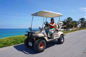 Marie fährt bei ihrer Mexiko und Guatemala Rundreise mit einem Golfcart über die Isla Mujeres