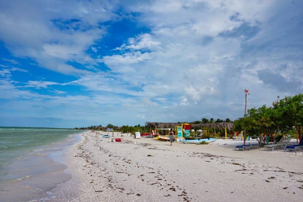 Schöner Strand mit Beach Bars auf der Isla Holbox in Mexiko.