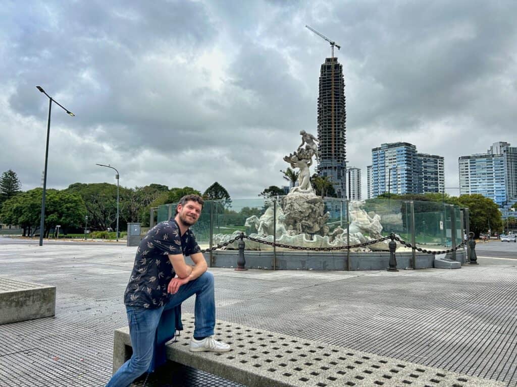 Chris an der Fuente de Las Nereidas, einer Sehenswürdigkeit im Viertel Puerto Madero.