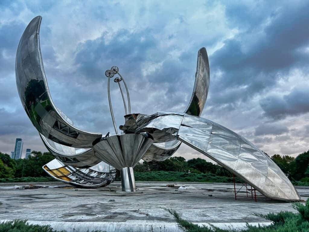 Skulptur Floralis Generalis in Recoleta ist eine der größten Sehenswürdigkeiten in Buenos Aires.