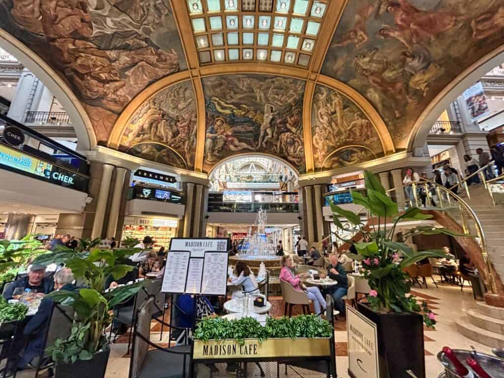 Schöne Deckenmalerei in den Galerias Pacifico in Buenos Aires, Argentinien.