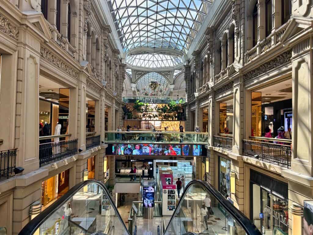 Galerias Pacifico ist ein schickes Einkaufszentrum in Buenos Aires, welches du kostenlos besuchen kannst.