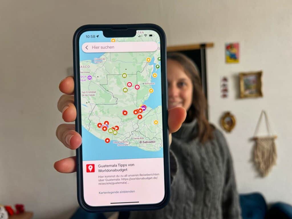 Marie hält die Karte mit Tipps für Guatemala von ihrem Reiseblog Worldonabudget in die Kamera.