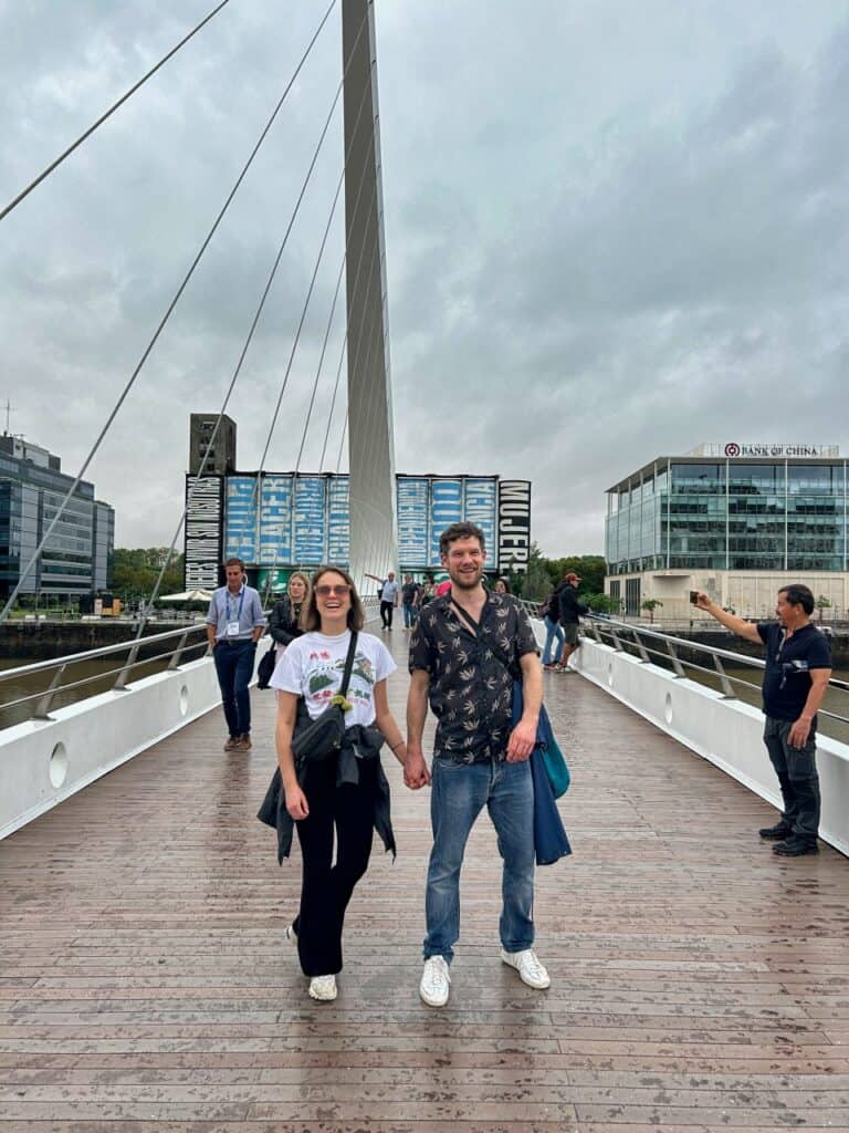 Marie und Chris vom Reiseblog Worldonabudget auf der Puente de la Mujer im Stadtteil Puerto Madero in Buenos Aires.