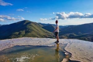 Chris beim versteinerten Wasserfall Hierve el Agua bei einer Rundreise durch Mexiko in 10 Tagen.