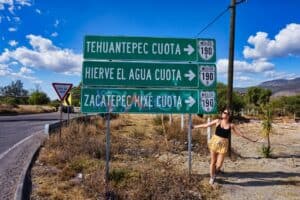 Marie an einem Wegweiser in Oaxaca bei einer Mexiko Rundreise in 3 Wochen.