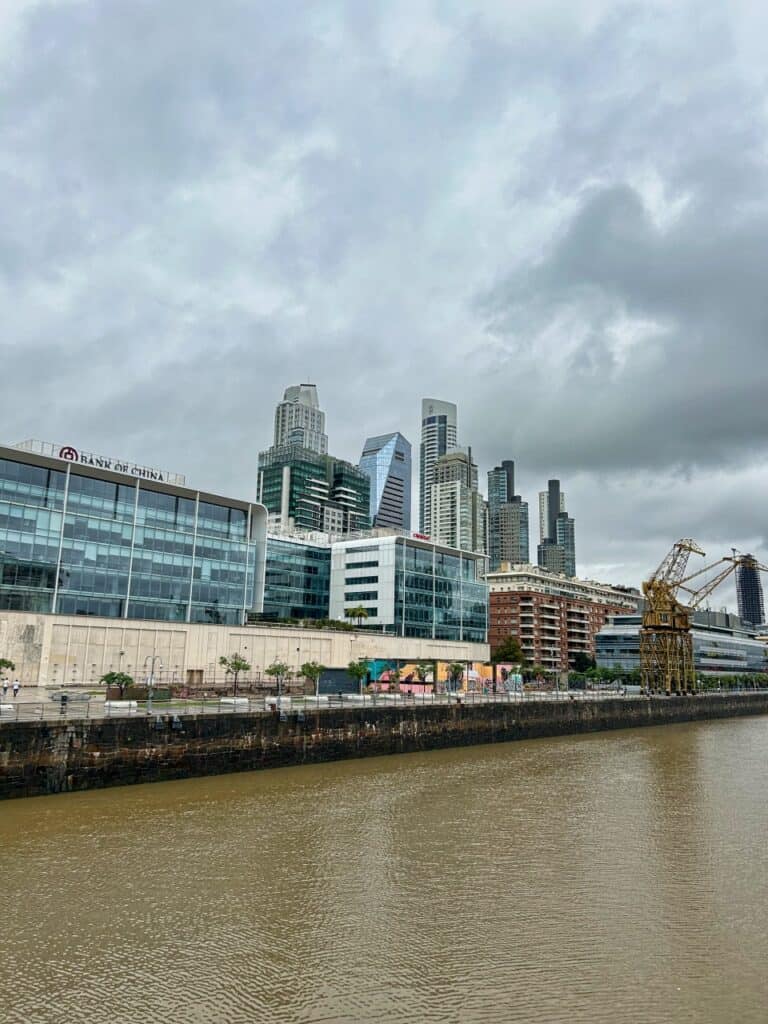 Hochhäuser im Hafenbecken von Puerto Madero.