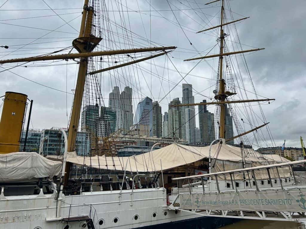 Museo Presidente Sarmiento ist ein Museumsschiff im Viertel Puerto Madero.