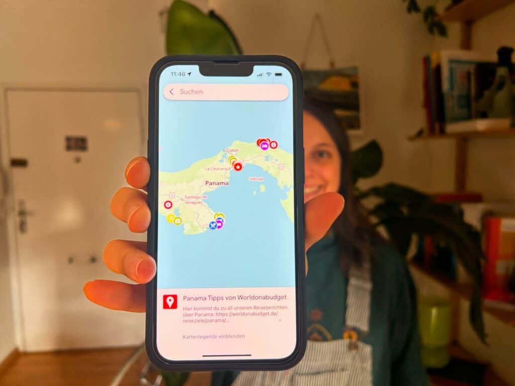 Marie hält die Panama Karte vom Reiseblog Worldonabudget in die Kamera.