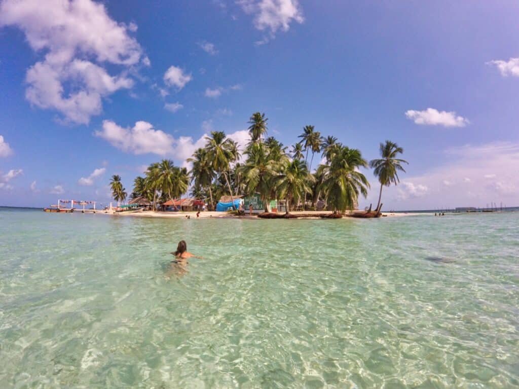 Marie Volkert vom Panama Blog Worldonabudget schwimmt vor den San Blas Inseln.