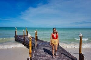 Marie am Strand der Isla Holbox bei einer Mexiko Rundreise mit Badeverlängerung.