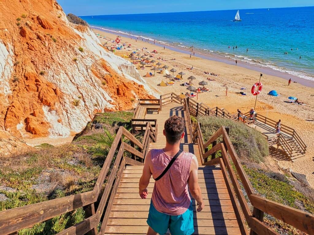 Chris steht an der Algarve und denkt darüber nach, wohin ein 3 Wochen Urlaub gehen könnte