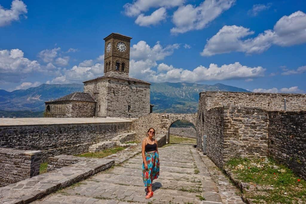 Marie steht in Gjirokastra an der Burg und denkt darüber nach, wohin man am besten für 4 Wochen Urlaub reisen könnte