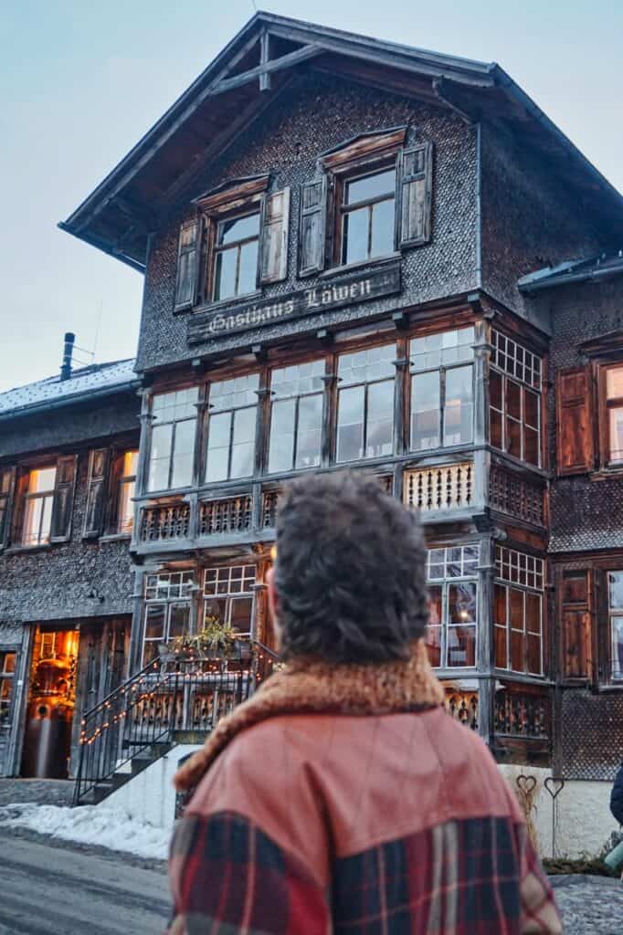 Chris vor der historischen Bergbrennerei Löwen, unserem Geheimtipp im Bregenzerwald.