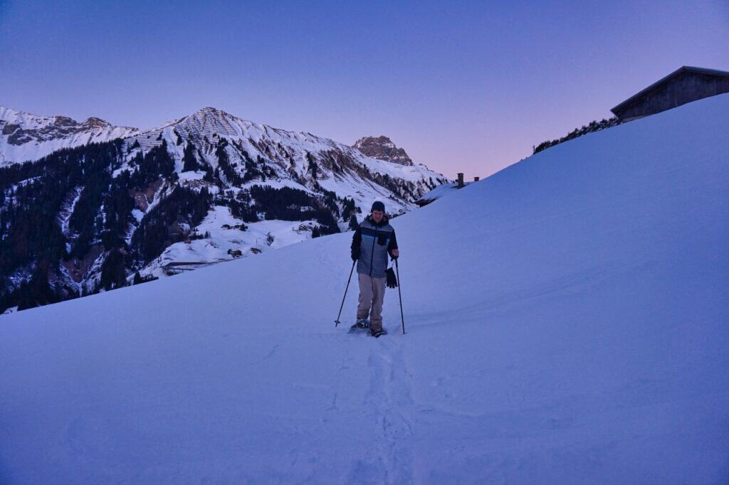 Chris von Worldonabudget beim Schneeschuhwandern in Schröcken, unserem Tipp für eine Aktivität im Bregenzerwald.