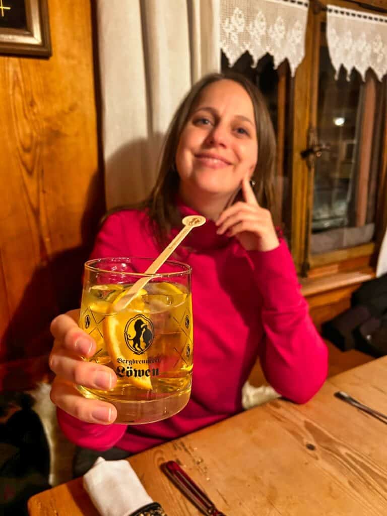 Marie hält einen Cocktail der Bergbrennerei Löwen in die Kamera.