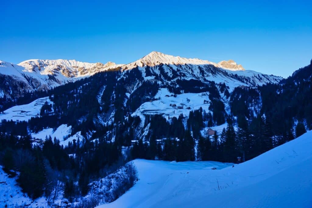 Friedlicher Blick auf die Berge beim Schneeschuhwandern im Bregenzerwald, unserem Geheimtipp.