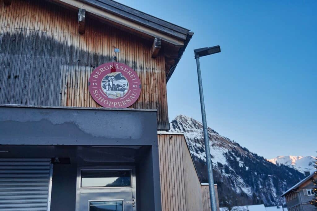 Schild der Bergkäserei Schoppernau. Unser Geheimtipp ist an einer Führung teilzunehmen.