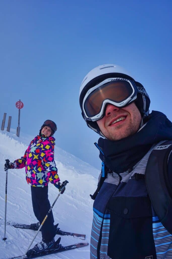 Marie und Chris von Worldonabudget im Skigebiet Damüls-Mellau mit dem 3TälerPass.