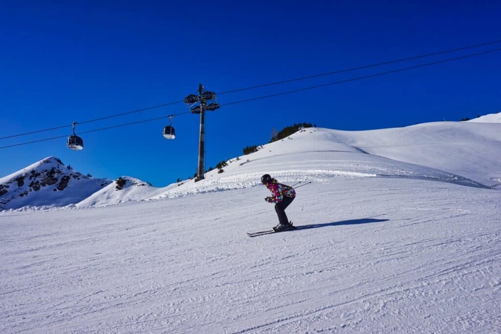 Marie beim Skifahren am Diedamskopf, ein weniger bekanntes Skigebiet.