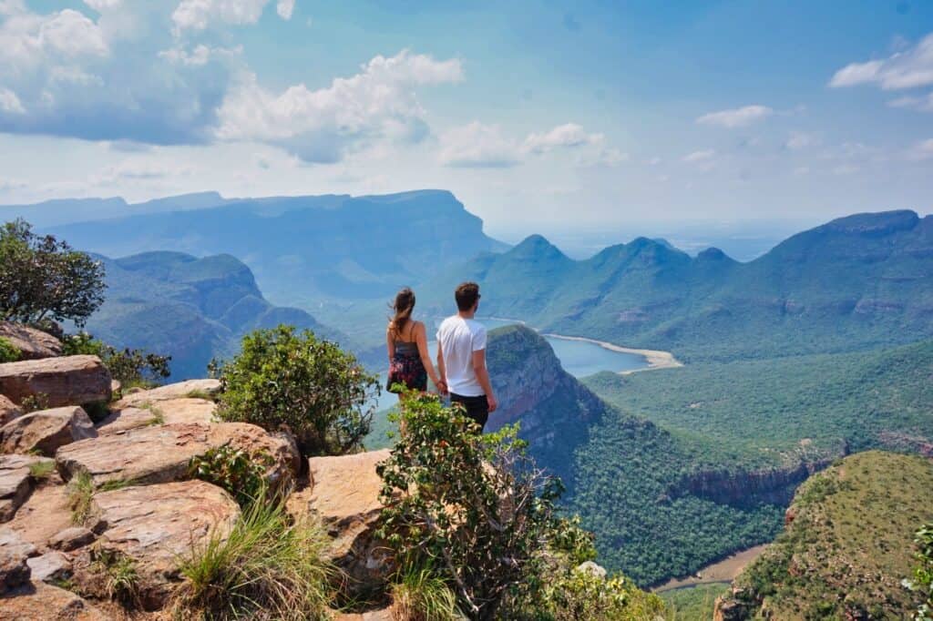 Marie Volkert und Christian Hergesell vom Worldonabudget Reiseblog bei einem Urlaub in Südafrika, einem Reiseziel mit gutem Preis-Leistungs-Verhältnis.