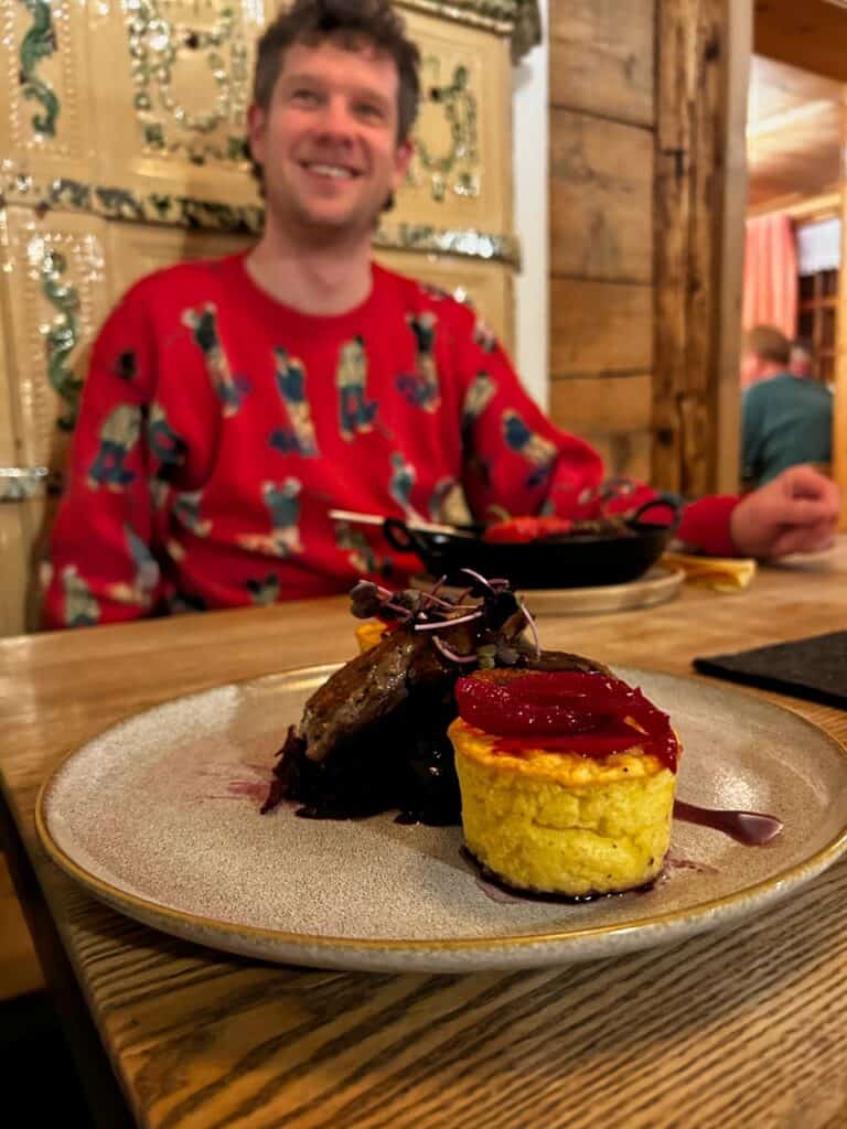 Unser Tipp für ein Restaurant in Mellau im Bregenzerwald ist Naze's Hus. Hier siehst du Chris beim Essen.